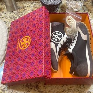 WOMEN’s SIZE 7 TORY BUTCH SHOES 👟